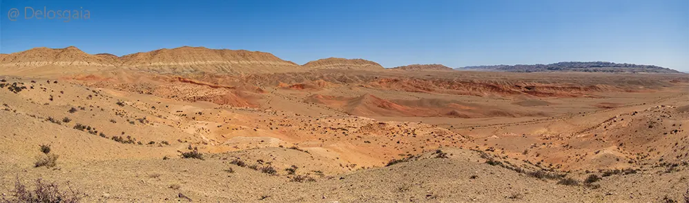 Gekleurde kleikliffen van de Yolyn Am gebergte keten