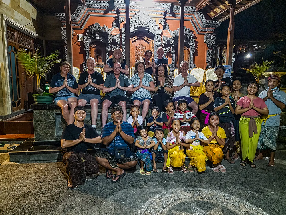 Groepen mensen voor een tempel