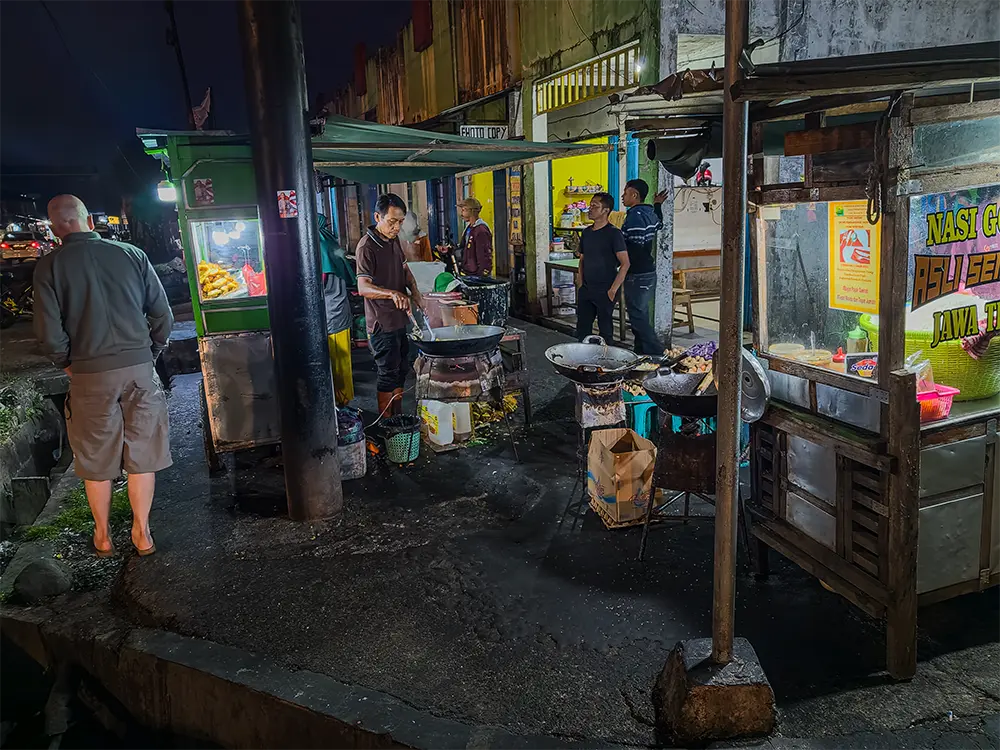 Straat met eetstalletjes